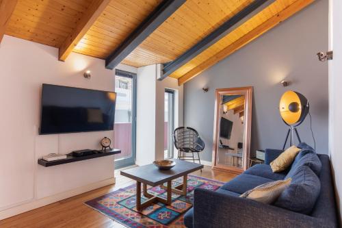 LovelyStay - Stunning Flat with Balcony in Bairro Alto