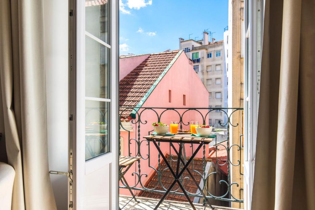 Appartement LovelyStay - Sunny flat w/ balcony overseeing Graca and River 32 Travessa Pereira 1170-314 Lisbonne