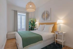 LovelyStay - Sunny flat w/ balcony overseeing Graca and River
