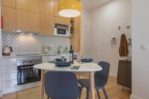 LovelyStay - Sunny flat w/ balcony overseeing Graca and River