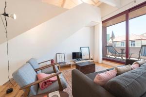 LovelyStay - Top Floor Balcony Apartment