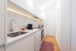 LovelyStay - Top Floor Balcony Apartment