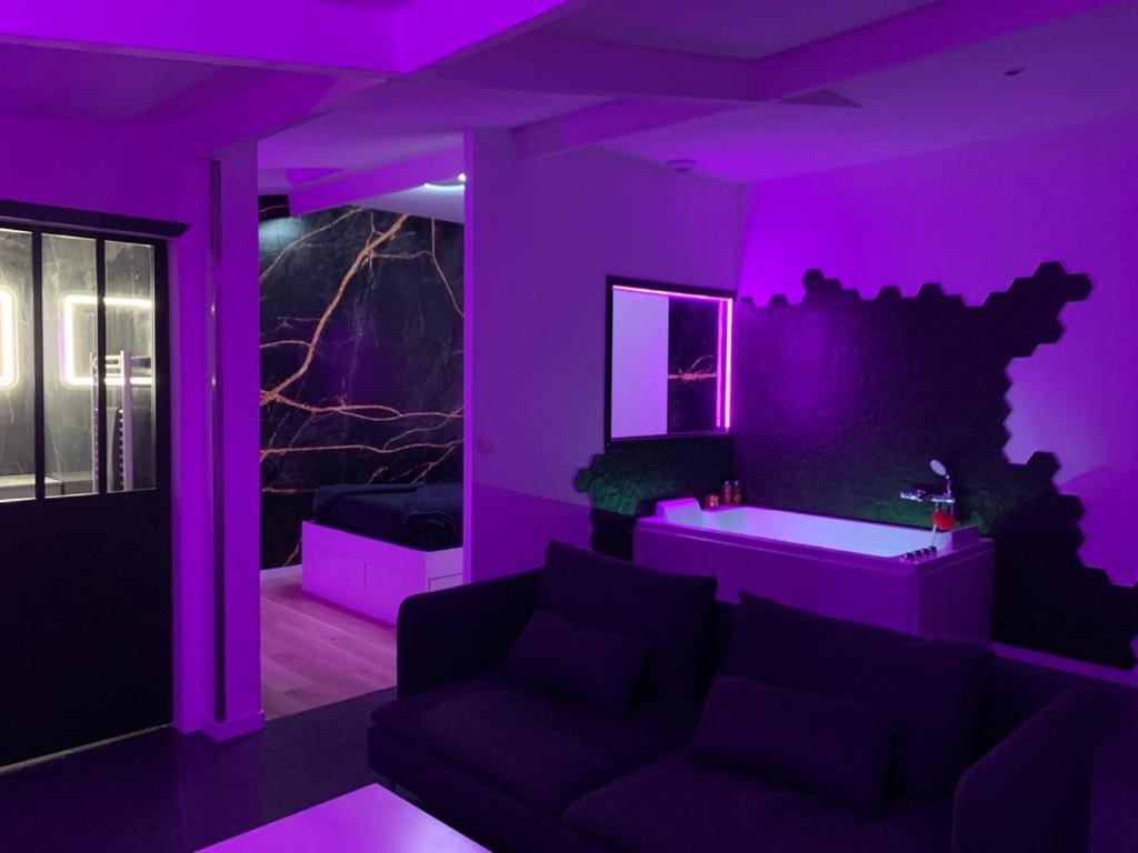Appartement LOVEROOM : Suite avec Jacuzzi privatif 29 Rue Pierre Curie 93200 Saint-Denis