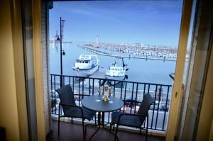 ''Luigi'' BALCON SUR LA MER et le Port de Sète