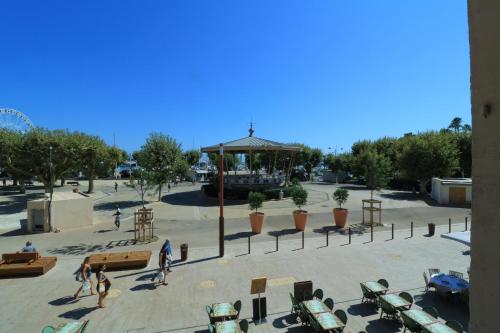 LUMINEUX 3 PIECES RENOVE FACE AU PORT l! A2B218
