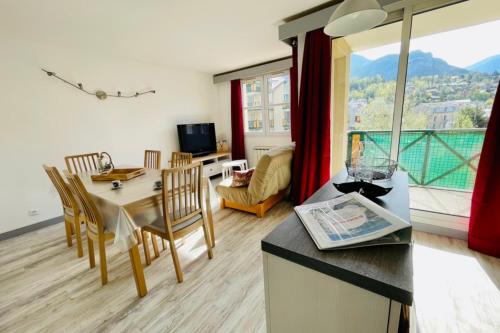 LUMINEUX 50 m avec BALCON au centre de Briançon