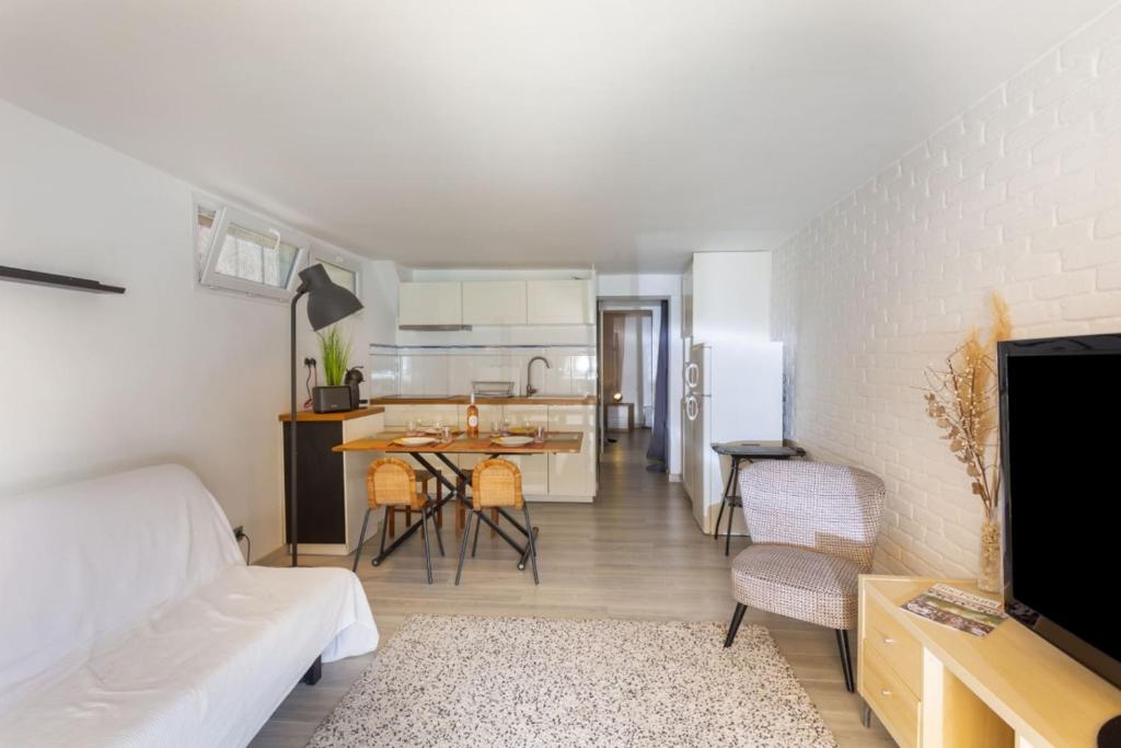 Appartement LUMINEUX et Joli 34 m avec TERRASSE - la MER 445 Corniche de Solviou 83140 Six-Fours-les-Plages