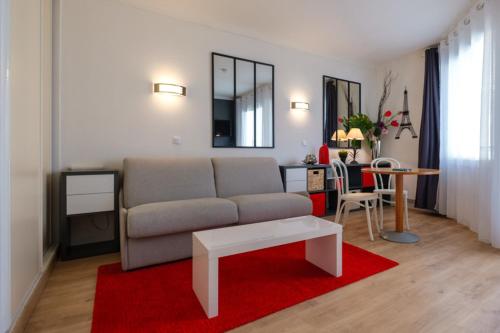 LUMINEUX Studio 25 m Refait à neuf avec BALCON