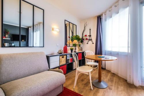 LUMINEUX Studio 25 m Refait à neuf avec BALCON