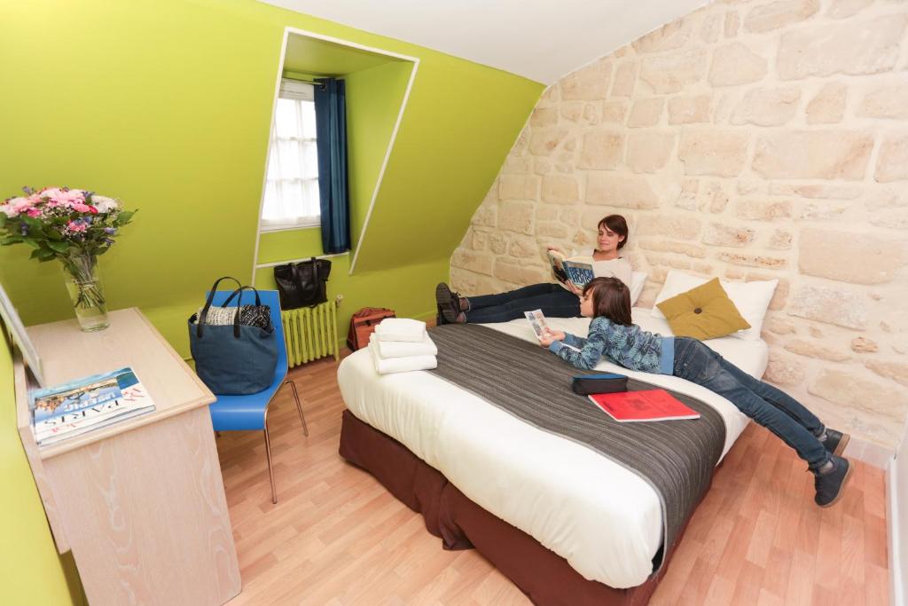 LUMINEUX Studio 25 m Refait à neuf avec BALCON