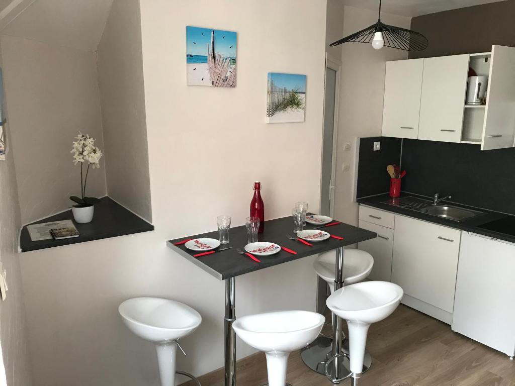 Lumineux T2 Vieille ville 3 pers parking gratuit - by La Source d'OrFée 1 rue du cloitre, 62200 Boulogne-sur-Mer