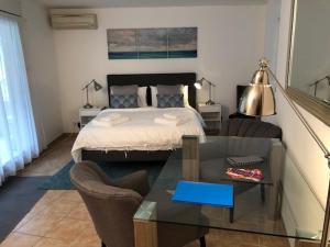 Luminous, street view studio, excellent location