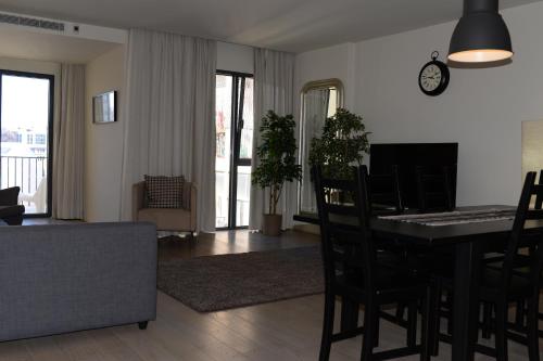 Lux Apartment with Pool and Garage