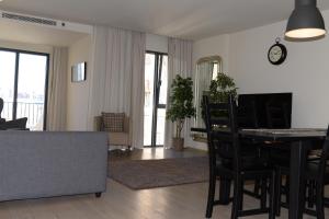 Lux Apartment with Pool and Garage