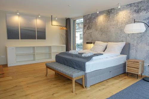 LUXOMES: Design Apartment - Near Airport
