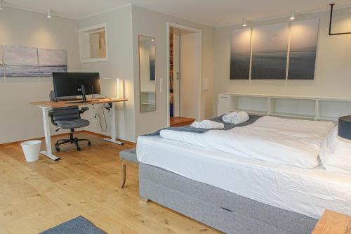 LUXOMES: Design Apartment - Near Airport