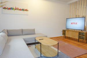 LUXOMES: Design Apartment - Near Airport