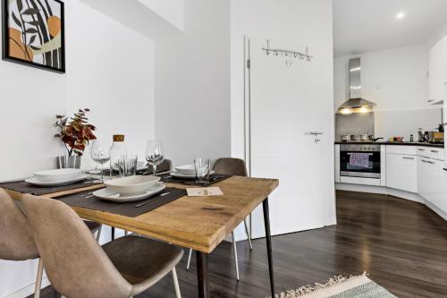 LUXOMES - Spacious Studio for 4 - Kitchen - Parking
