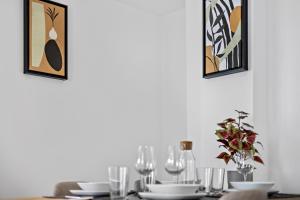 LUXOMES - Spacious Studio for 4 - Kitchen - Parking