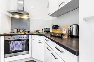 LUXOMES - Spacious Studio for 4 - Kitchen - Parking