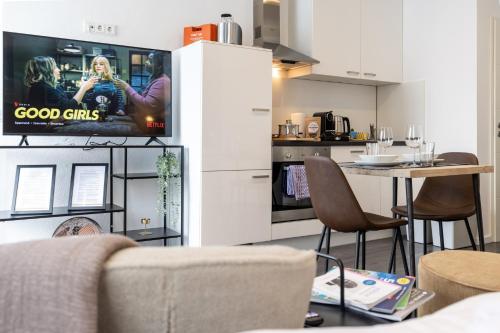 LUXOMES - Stylish & New Design Apartment - Kitchen - Netflix