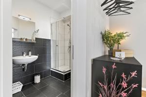 LUXOMES - Stylish & New Design Apartment - Kitchen - Netflix