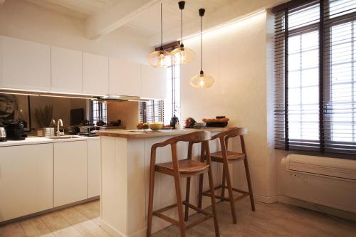 Luxueux appartement, centre historique 50m du port et de la plage de la Ponche