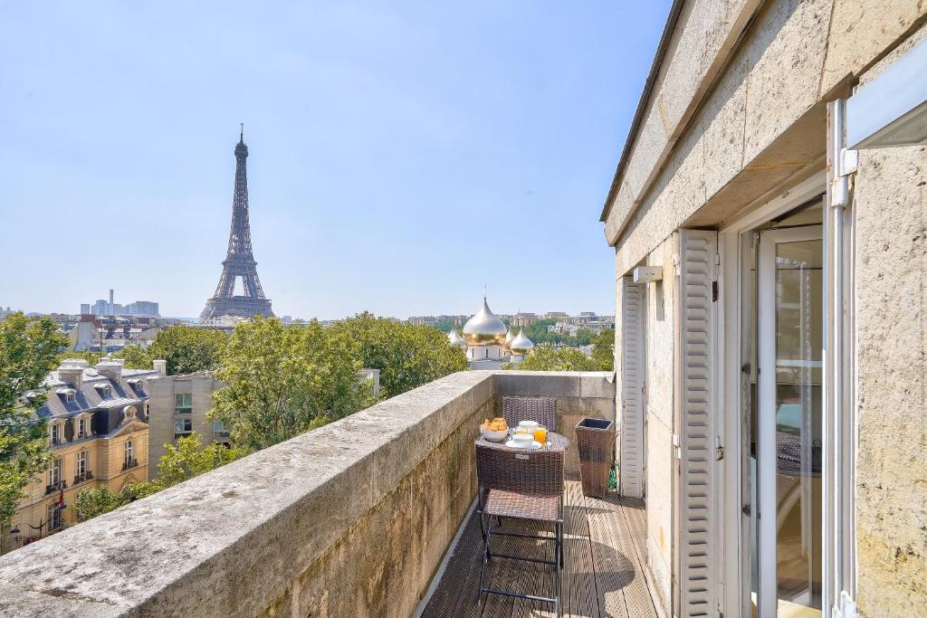 Appartement Luxueux Studio AC-Terrasse Vue sur la Tour Eiffel 24 Rue Cognacq Jay 75007 Paris