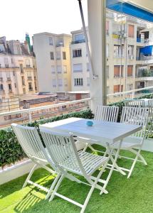 Luxurious 2 Bedrooms Apartment, 30 meter from beach