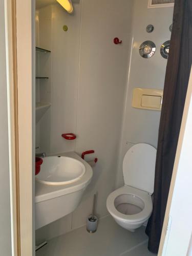 Luxurious Apartment , Next to University& WIFI, Free Parking, Bed&Matress