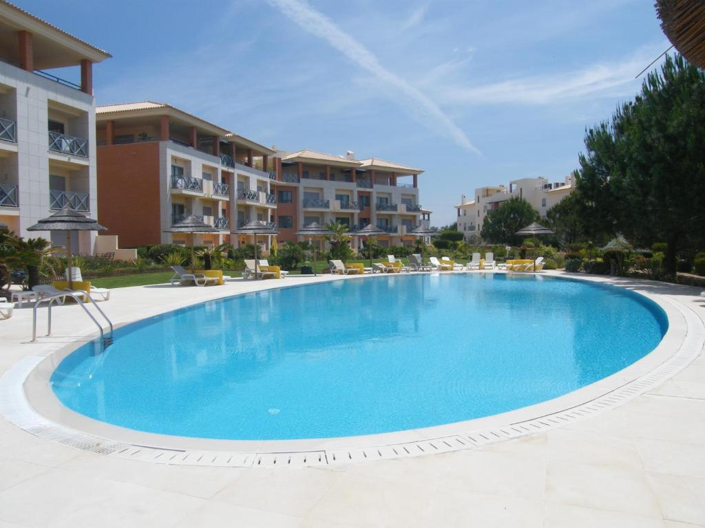Luxurious first floor apartment with balconies overlooking pool and gardens. Urbanizacao Parque da Corcovada, Lote 38, Porta 2, Apartment 1E, 8200-291 Albufeira