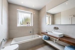 Luxurious newly built finca in a quiet location in Meyreuil