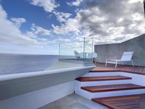 Luxurious Penthouse Suite direct at sea