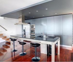 Luxurious Penthouse Suite direct at sea