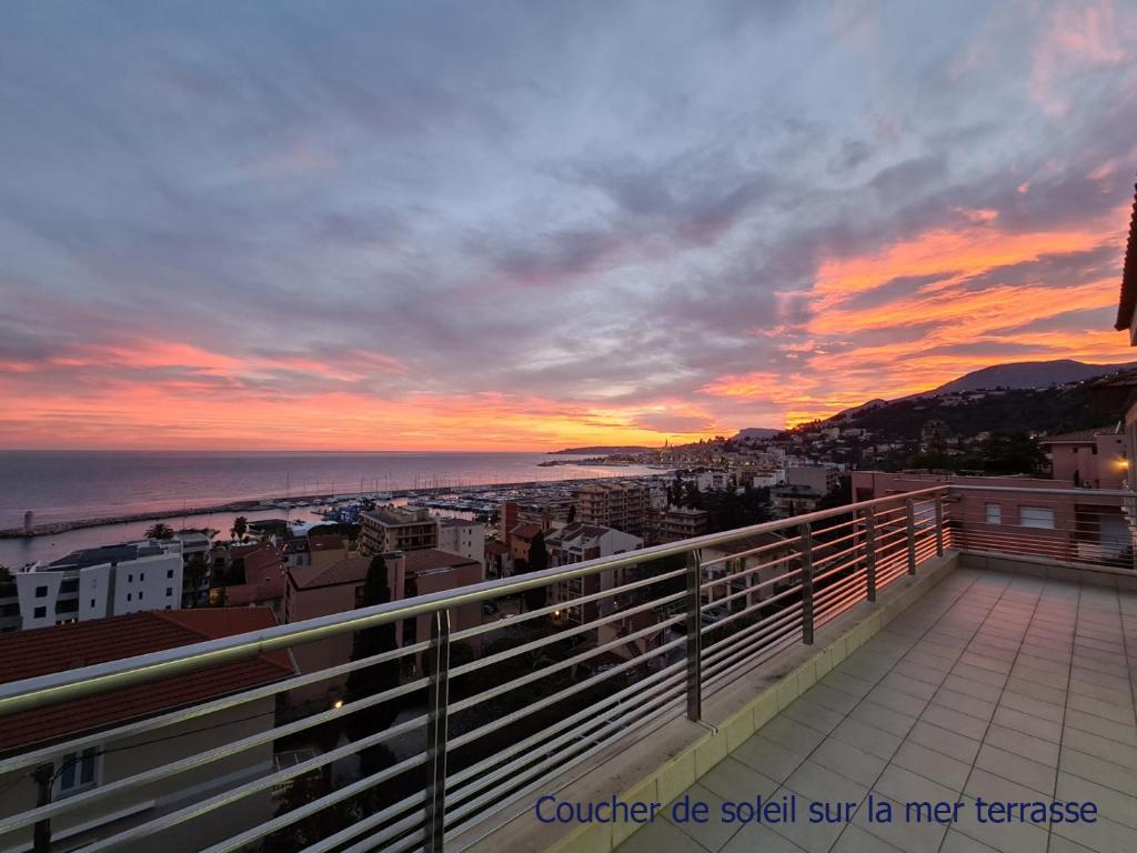 Appartement Luxurious penthouse with magnificent views over the bay of Menton 10 Peoples 16 Avenue Katherine Mansfield 06500 Menton