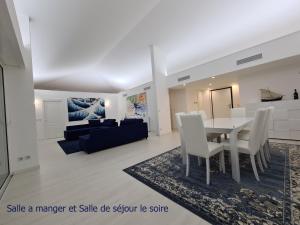 Luxurious penthouse with magnificent views over the bay of Menton 10 Peoples