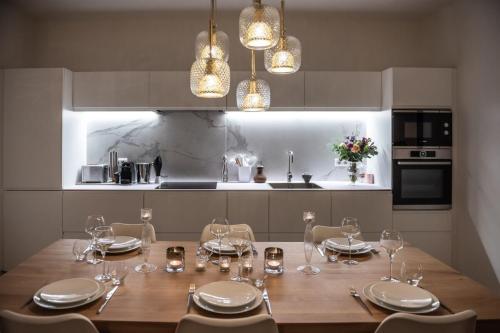Luxurious private garage apartment in the heart of Annecy