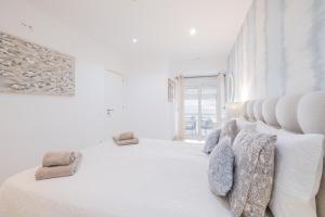 Luxurious Seaview Apartment with pool 5min Beach