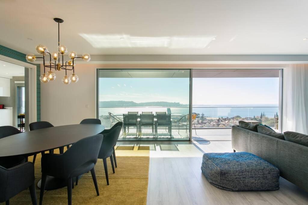 Luxury 4 bedr Flat w/ PANORAMIC Views & Pool!! Rua Doutor Mário Charrua 9-3ºDto, 1495-169 Algés