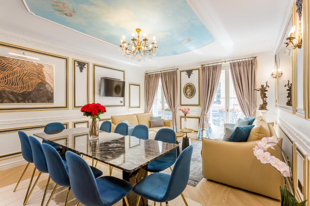 Luxury 4 Bedroom 2.5 Bathroom Apartment - Champs Elysees - With AC 48 Rue de Ponthieu, 75008 Paris