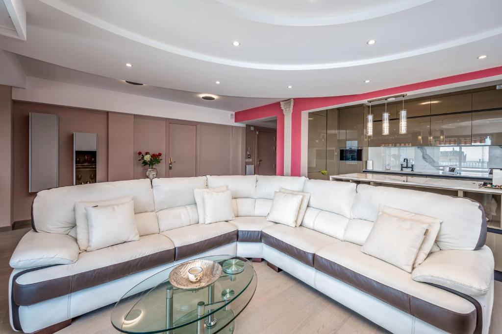 Luxury air-conditioned apartment with terrace and parking 15 Rue Louis Blanc, 06400 Cannes