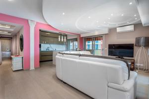 Luxury air-conditioned apartment with terrace and parking