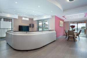 Luxury air-conditioned apartment with terrace and parking