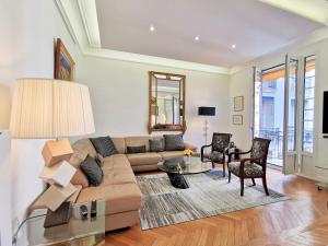 LUXURY BAQUIS