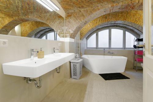 LUXURY Maisonette Duplex 2 floors,2 full bath Mitte City Center