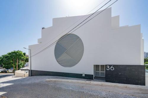 Luxury new 2 bedrooms apartment with parking.