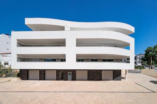 Luxury new 2 bedrooms apartment with parking.