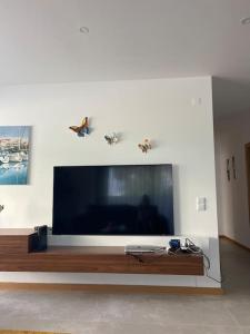 Luxury new 2 bedrooms apartment with parking.