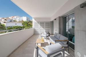 Luxury new 2 bedrooms apartment with parking.
