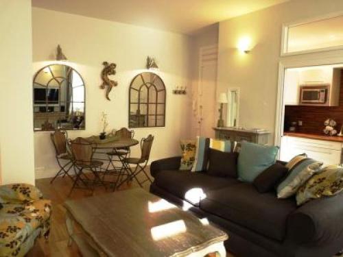 Luxury three Bed apartment in Cannes just a couple of minutes walk to the Palais and beaches 669